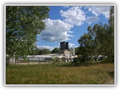 Der Weg fhrte an modern ausgestatteten Hhnerhallen vorbei.