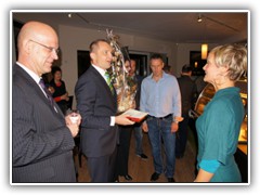 30.11.: Ebenso wie Landrat Stefan Loge gratuliert der Vorstand der Spreewaldbank der Chefin des Lindencafes zur Erffnung.