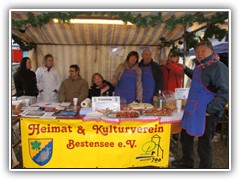 16.12.: Freunde aus Havixbeck boten auf einem Teil des Gemeindestandes Leckeres aus ihrer mnsterlnder Heimat an. Weitere Fotos im Weihnachtsmarkt-Ordner vom 16.12.  