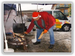 16.12.: Der Glhweintopf wird angeheizt. Weitere Fotos im Weihnachtsmarkt-Ordner vom 16.12.  