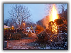 Nur wenn ein trockener Weihnachtsbaum hinein geworfen wurde, loderte das Feuer hoch.