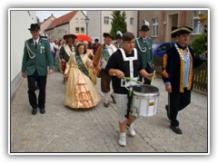 8.6.: Es trafen sich Hoheiten aus ganz Deutschland, die zum Festplatz in Begleitung des Schtzenvereins marschierten.