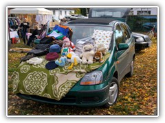 13.10.: Auch auf Autos wurden Waren angeboten.