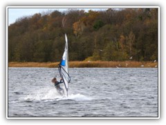 28.10.: Mwen begleiteten die Surferin.