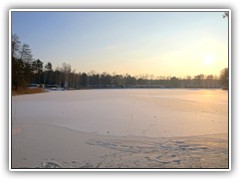 26.1.: Auch der Kiessee am Campingplatz war zugefroren.