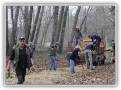 Verteilung des Geschredderten auf dem Weg.