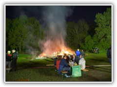 19.4.: Bis spt abends genoss man den Tag am wrmenden Feuer. Weitere Fotos im Osterfeuer-Ordner vom 19.4. 