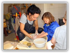 Keramikerin Barbara Wei arbeitet mit den Kindern.