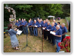 14.6.: Der Mnnergesangverein unterhielt die Gste mit frhlichen Liedern. Weitere Fotos im Weinbergfest-Ordner vom 14.6.  