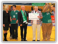 19.12.: In der Pause wurde den Netzhoppers ein Spenden-Scheck der Volkssolidaritt in Hhe von 1700 Euro berreicht. Weitere Fotos im Volleyball-Ordner vom 19.12.