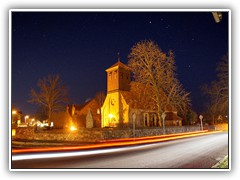 Die Dorfkirche unter dem Sternenzelt.