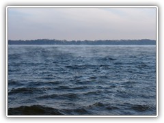 Durch den groen Temperaturunterschied zwischen Wasser und Luft zogen Nebelschwaden ber das Wasser.