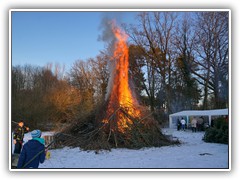 9.1.: Wenn ein Weihnachtsbaum in das Feuer geworfen wurde, loderten die Flammen hoch. Weitere Fotos im Knutfest-Ordner vom 9.1.