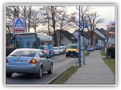 Ein Notarztwagen n�herte sich mit Blaulicht. Der Gegenverkehr hielt noch rechtzeitig f�r eine freie Durchfahrt.