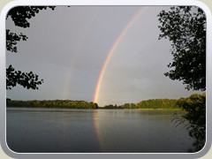 15.6.: Nach einem krftigen Gewitterguss zeigte sich noch einmal die Sonne und verursachte einen herrlichen Regenbogen, hier ber dem Ptzer Tonsee.