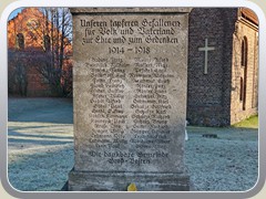 13.11.: Nach einem Gottesdienst wurden Blumen vor dem Denkmal an der Kirche zu Ehren der im 1. Weltkrieg Gefallenen niedergelegt.