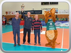 19.11.: In der 1. Pause prsentierte die heimische 70-Volleyball-Mannschaft den heute gewonnenen Pokal des deutschen Pokalsiegers. Weitere Fotos im Volleyball-Ordner vom 19.11.</a
