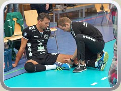 19.11.: Eine Schrecksekunde gab es zum Schluss, als Bjrn Andrae wegen einer Knieverletzung behandelt werden musste. Weitere Fotos im Volleyball-Ordner vom 19.11.</a