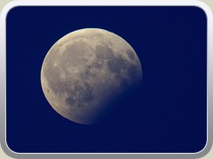 7.8.: Der durch den Kernschatten der Erde angeknabberte Mond. Weitere Fotos im Kita-Mond-Ordner vom 7.8.</a