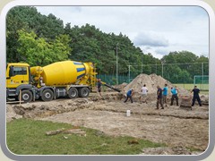 18.8.: Die Erweiterung des Fuball-Vereinshauses geht mit dem Ausfllen der Grundmauern mit Beton weiter. Weitere Fotos im Union-Vereinsgebude-Ordner vom 18.8.</a