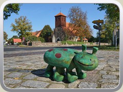 1.10.: LAUSL auf Wanderschaft, hier vor der Dorfkirche. Weitere Fotos im LAUSL-Ordner vom 1.10.</a