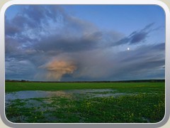Neben der markanten Niederschlagswolke zeigte sich der Mond.