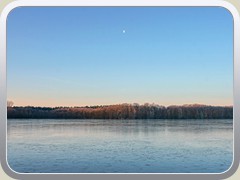 ber dem Ptzer Hintersee leuchtete der Mond.