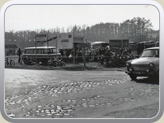 1991: Blick ber die Kreuzung Haupt-/Motzener Strae auf den noch unbebauten Marktplatz.