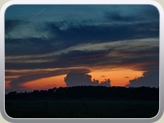 Auf der gegenber liegenden Seite zeigte sich der Abendhimmel immer noch in seiner Schnheit.