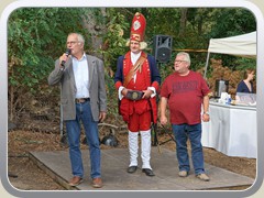 Herbert Krenz, Chef des Bestenseer Weinbauvereins, begrt mit einem 'langen Kerl' und dem Brgermeister die Gste.