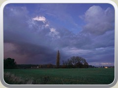 13.11.: In der Ferne leuchteten die Stra�enlampen von Gr�bendorf und die Auto-Scheinwerfer.