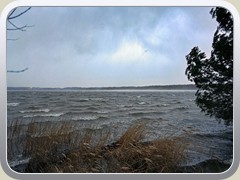 Wieder zur�ck am Vordersee, peitschte der Sturm das Wasser.