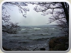 4.3.: Es begann zu graupeln und regnen. Hoch spritzten die Wellen ber das Ufer.