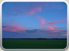 5.3.: Rosa W�lkchen zeigten sich �ber dem P�tzer Plan gegen�ber der untergehenden Sonne.