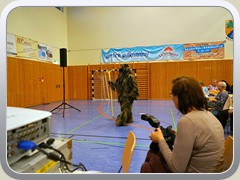 Furcht einfl��end betrat Grundel der Oberbestwaner den Saal.