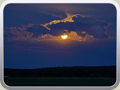 3.8.: Vollmondaufgang hinter Wolken.