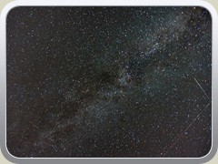 12.8.: Sternschnuppe der Perseiden. Der lange Strich ist die Spur eines Starlink-Satelliten.