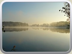 Morgennebelschwaden �ber dem P�tzer Tonsee.