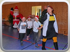 Kinder des Kinderdorfs betreten mit ihren Erzieherinnen die Landkost-Arena