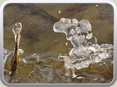 Eisgebilde, entstanden durch Wind, hoch spritzendes Wasser und Klte