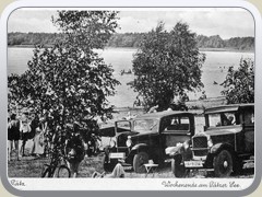 ca. 1930: Strand mit alten Autos