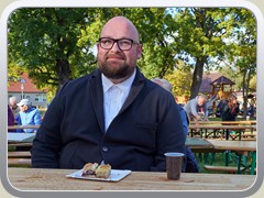 Auch der Brgermeister genoss den selbstgebackenen Kuchen