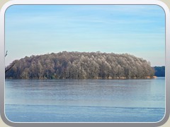 Die B�ume der Insel sind leicht bereift