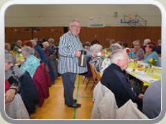 Auch der Ex-Brgermeister half beim Ausschank