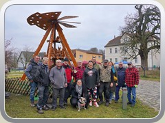 Der Traditionsverein Weihnachtspyramide nach dem Aufbau der Pyramide