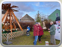 Karsten Seidel erh�lt als Anerkennung f�r seine Arbeit eine Nachbildung der Pyramide