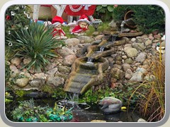 Ein kleiner Teich mit Bach vor dem Eingang zur Schneiderei