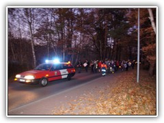 Die Feuerwehr sichert den Umzug ab.