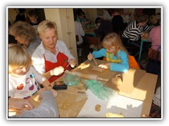 12.11.: Unter fachkundiger Anleitung konnte Gro� und Klein seine k�nstlerischen T�pfer-F�higkeiten ausprobieren. Weitere Fotos im  Kreativverein-Ordner vom 12.11. 