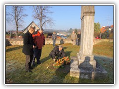 13.11.: Es wurden Kr�nze vor dem Denkmal an der Kirche niedergelegt.